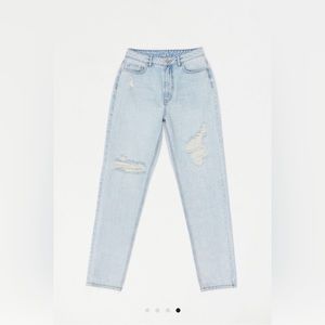 NWT-UO BDG Heigh Waisted Mom Jeans Ripped Light Wash Size 26